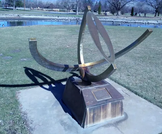Eine analemmatisch-äquatoriale Sonnenuhr im Ann Morrison Park in Boise, Idaho.