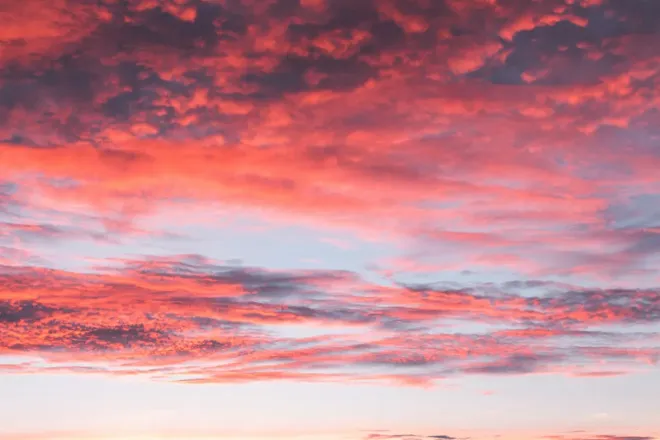 Rote und rosa Wolken, nach Sonnenuntergang von unten beleuchtet.